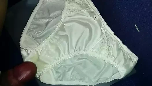 Beyaz külot üzerinde boşalmak (diva)