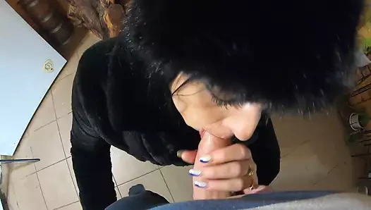 Orta yaşlı seksi kadın kürk manto ve parlak çizmeler giyerken derin oral seks 204