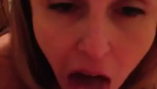 Düzgün vücutlu evli kadın döl yutuyor