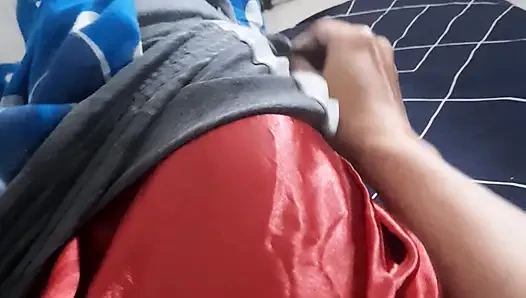 Şort içinde saten mini etek giyiyor