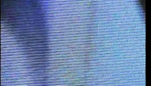 Uzun saçlı gilr siyah delikanlının direği için bacaklarını geniş açıyor