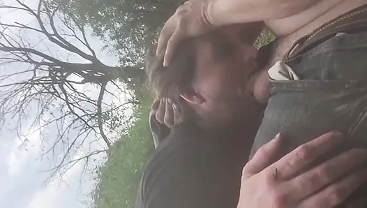 Nehir kenarında oral seks