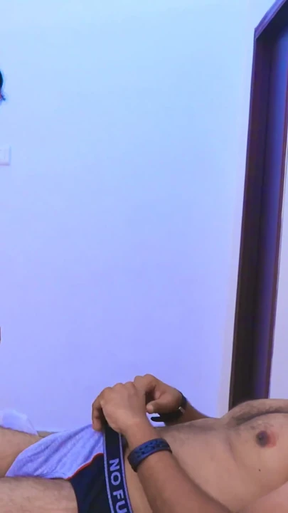 Erkek arkadaş kız arkadaşını şarkı dinleme bahanesiyle otelde bıraktı | Klip 2