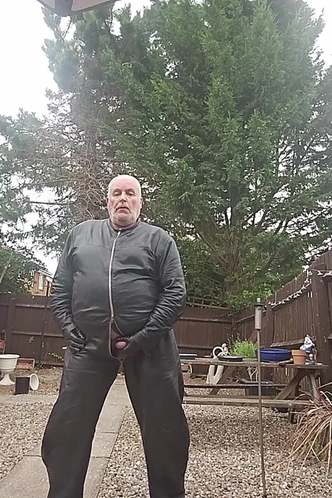 Dışarıda mastürbasyon yapıyor