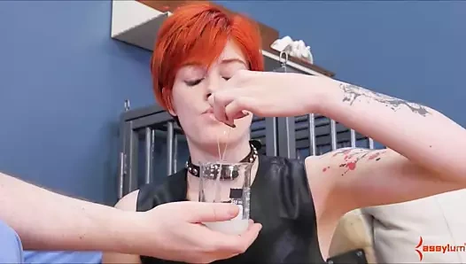 Redhead sürtük ava küçük çalış ile 30 yükler arasında boşalmak