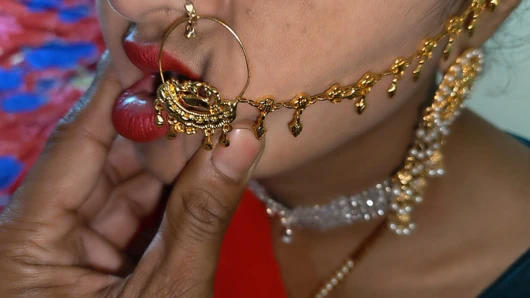 Güzel yeni evli çift yatak odasında romantizm seks net Hintçe ses