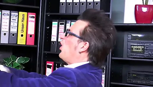 Büyük memeli seksi sarışın sekreterim