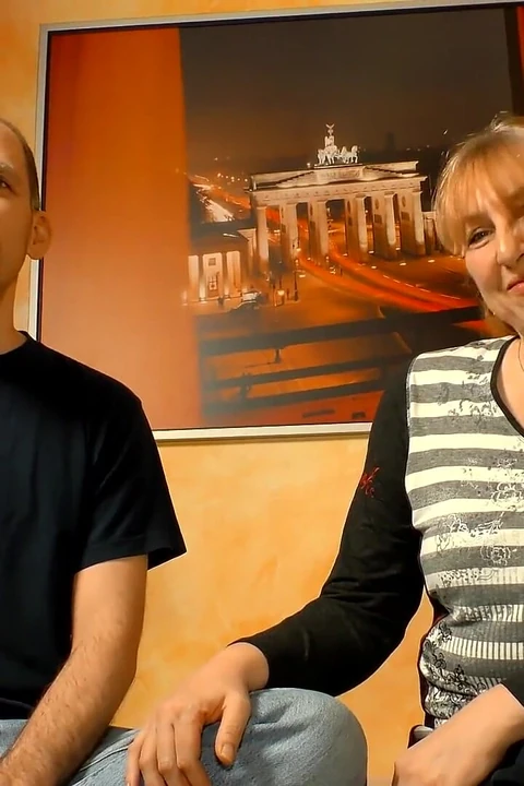 Зрелую жестко трахает большой член ее партнера