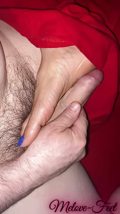 Naelor seksi mavi ojesiyle melove ayaklarına boşalıyor