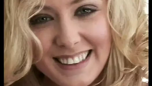 Dövmeli amatör sürtük gets delinmiş ve yiyor boşalmak içinde pov sikme