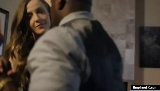 Küçük göğüsler sarışın büyük bir siyah horoz tarafından becerdin, sonra squirts