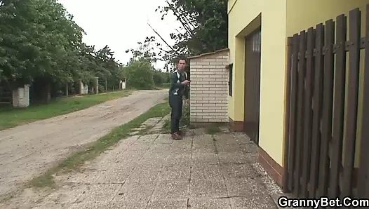 Sarışın nine sakso çekiyor ve domaltıyor