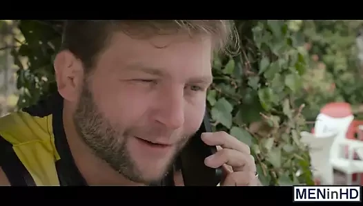 Abraham, yükünü üflemeden önce colbys çük üzerinde zıplıyor