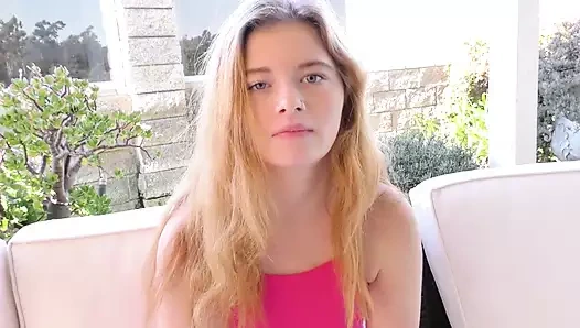 Sevimli kızıl saçlı Briar Rose kıllı vag'ını üvey babasına gösteriyor