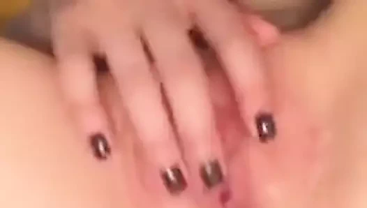 Parmaklarını kullanarak güzel pembe kedi fışkırtma yapar