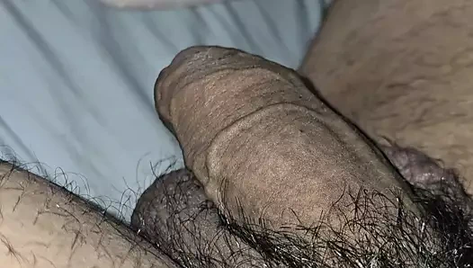 Üvey anne büyük taşakları tutuyor ve sikini elle çekiyor