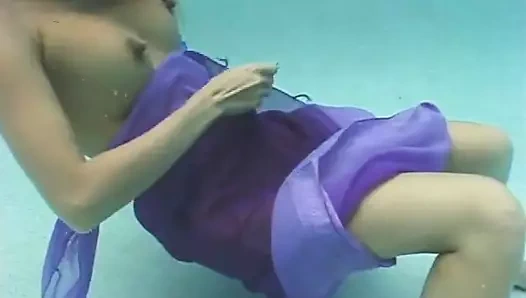 Bambu göğüslerini ve meme ucunu açığa çıkaran su altında soyunur