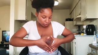 Siyah youtuber, büyük baştankara 2 meme koruyucusunun nasıl kullanılacağını gösterir