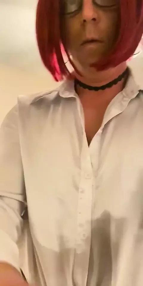 Etrafta oynayan kalın crossdresser