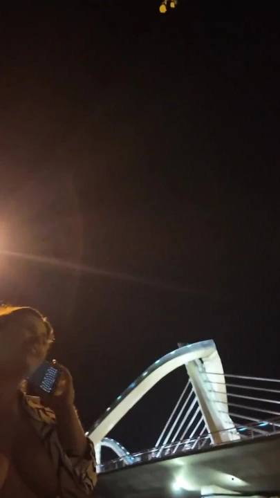 Bir teşhirci o noktada bir fahişeye geldi. Onunla ne yapacağını bilmiyor. | Klip 1