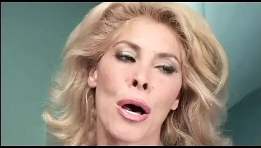 Bu orta yaşlı seksi kadın havuz kenarında götüne büyük bir yarak almayı seviyor