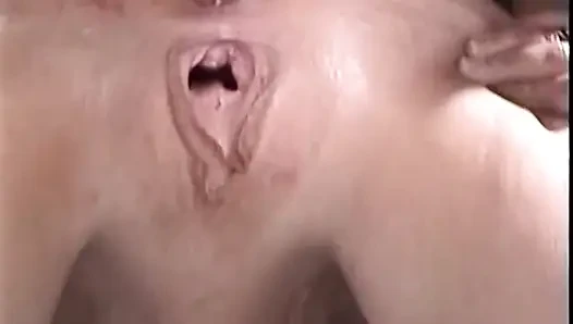 Olgun orta yaşlı seksi kadın geniş açıyor kalın yarak derine alıyor