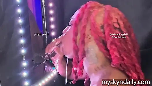 Gırtlağına kadar büyük zenci yarağı alıyor