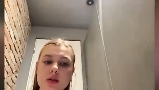 Çifte penetrasyon. Anal sikişiyor Çok fışkırtıyor