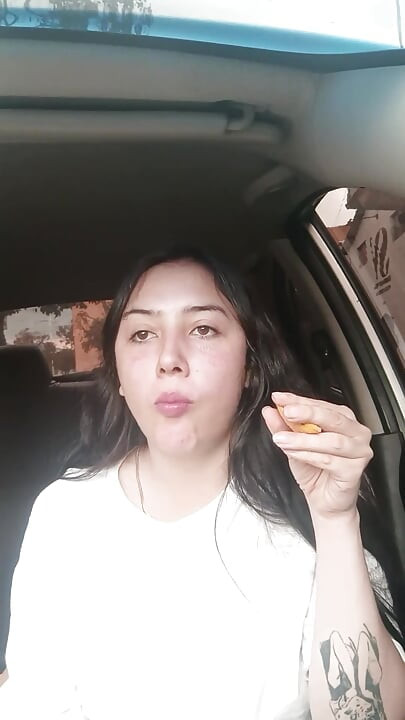 Arabada yemek yiyor