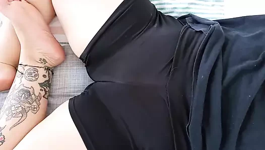 En iyi arkadaşım beni giydiği tayttaki amına dokunmaya davet etti