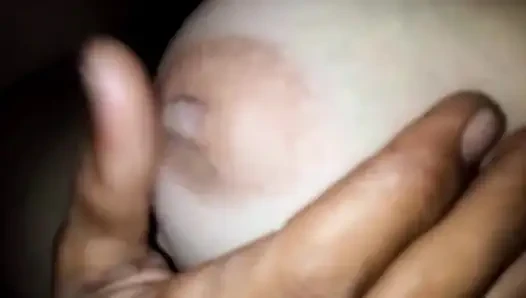 Atiqah sıkı zonklarken iç çekiyor