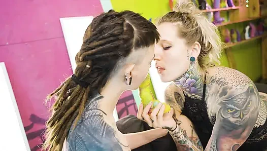 Turuncu büyük takma yaraklı dövmeli kız utangaç gençlerin amcığını trenlerde sikiyor!