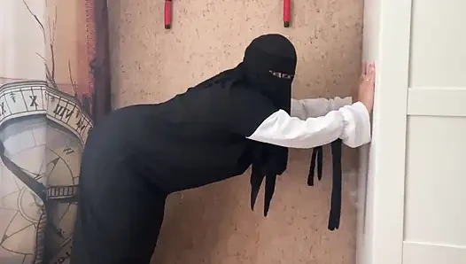 Mısırlı evli kadın yoga sırasında ıslak külot