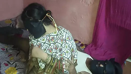 Seksi Hintli yengenin desi göğüsleri