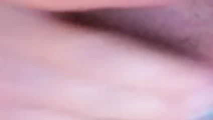 azgın kıllı meme olgun göğüsleri ile oynuyor