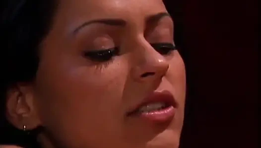 Genç ateşli esmer ateşli sarışın orta yaşlı seksi kadını boşaltıyor