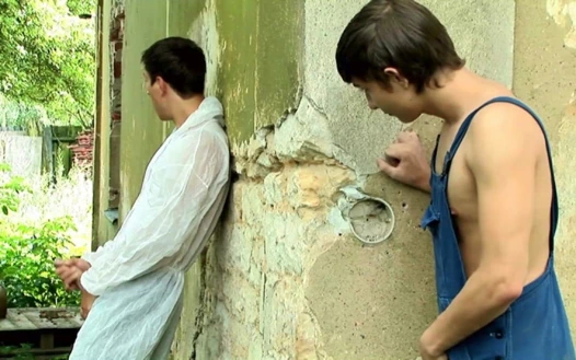 FrenchPorn.fr - Twink Sucks Muscle Worker's Big Cock