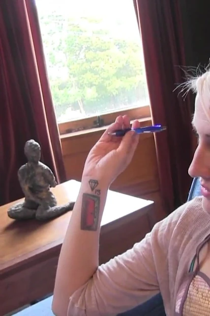 Доминантная лесбийская милфа берет страпон, чтобы трахнуть свою худенькую рабыню