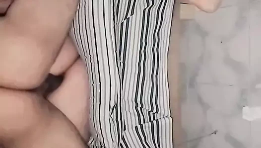 Ateşli üvey kız kardeş kuryeyle sikişiyor