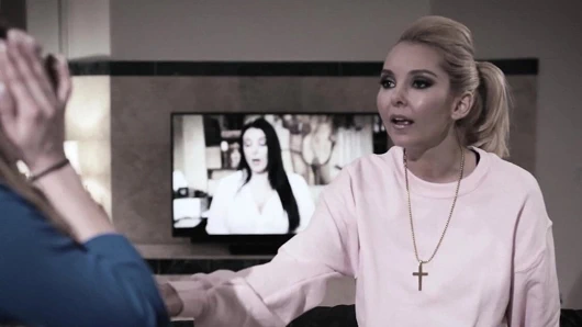 Kilise adım anne üvey kızına bağırıyor