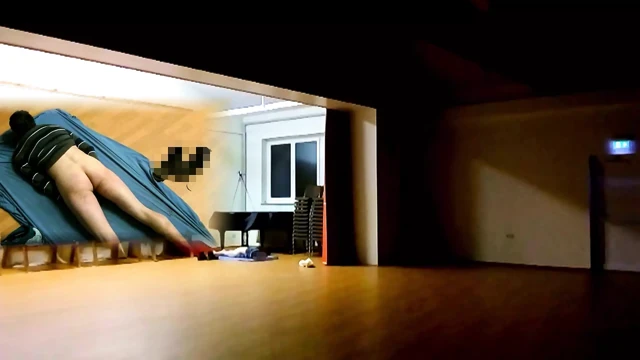 Müzik salonunda hızlı riskli kambur mastürbasyonu