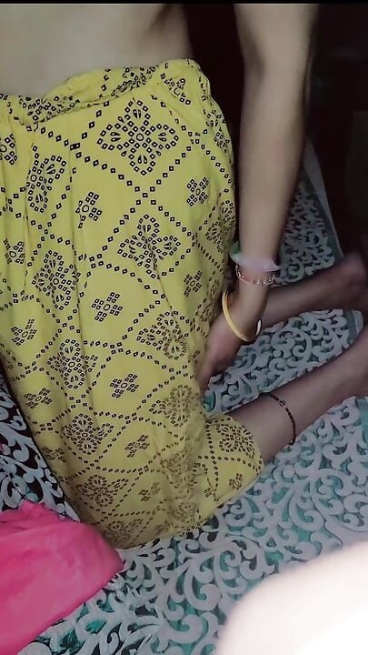 Indian chachi ko pela bina tel lagaye desi hot