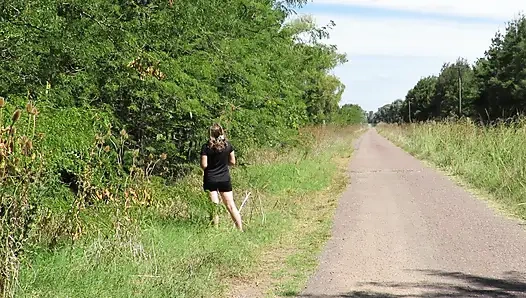 Patricia yaz güneşinin altında soyunuyor