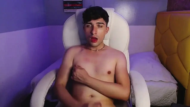 Mastürbasyon yaparken ve boşalıyorken porno izliyorum