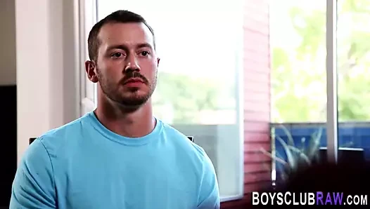 Tatted iri parça barebacks ve boşalmak spreyler buff göt