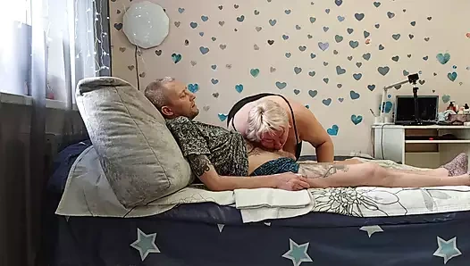 Üvey anneden boşalmadan önce oral seks