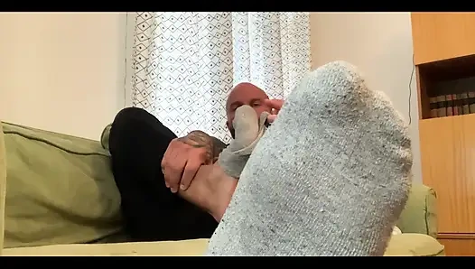 Üvey baban spor salonundan sonra kokmuş çoraplarını ve ayaklarını koklaman için seni kandırıyor