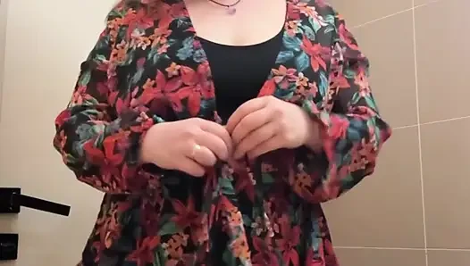Harika götlü beyaz kız umumi banyoda mastürbasyon yapıyor