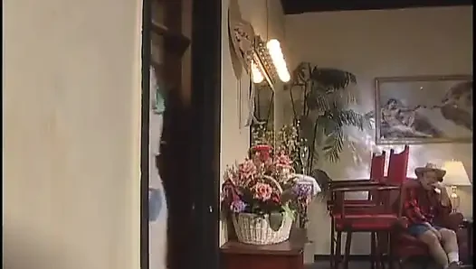 Sarışın kovboy kız ıslak amına sertçe alıyor ve yüzünü boşaltıyor