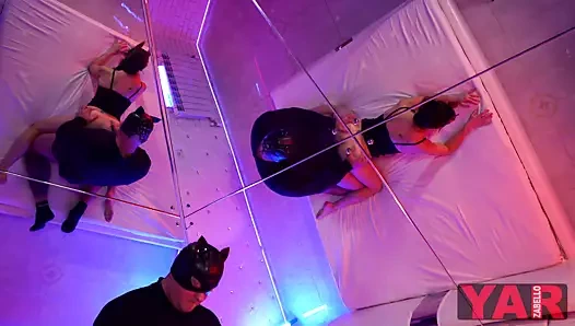 O sikikleri onun metresi içinde bir otel içinde bir bdsm sahne